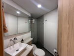 Apartamento en El Poblado – 2 habitaciones, balcón y vista a bosque