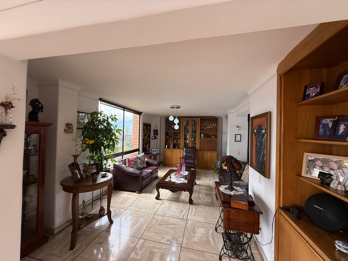 250 m² duplex for remodeling in Vizcaya, El Poblado - 3 bedrooms with bathroom