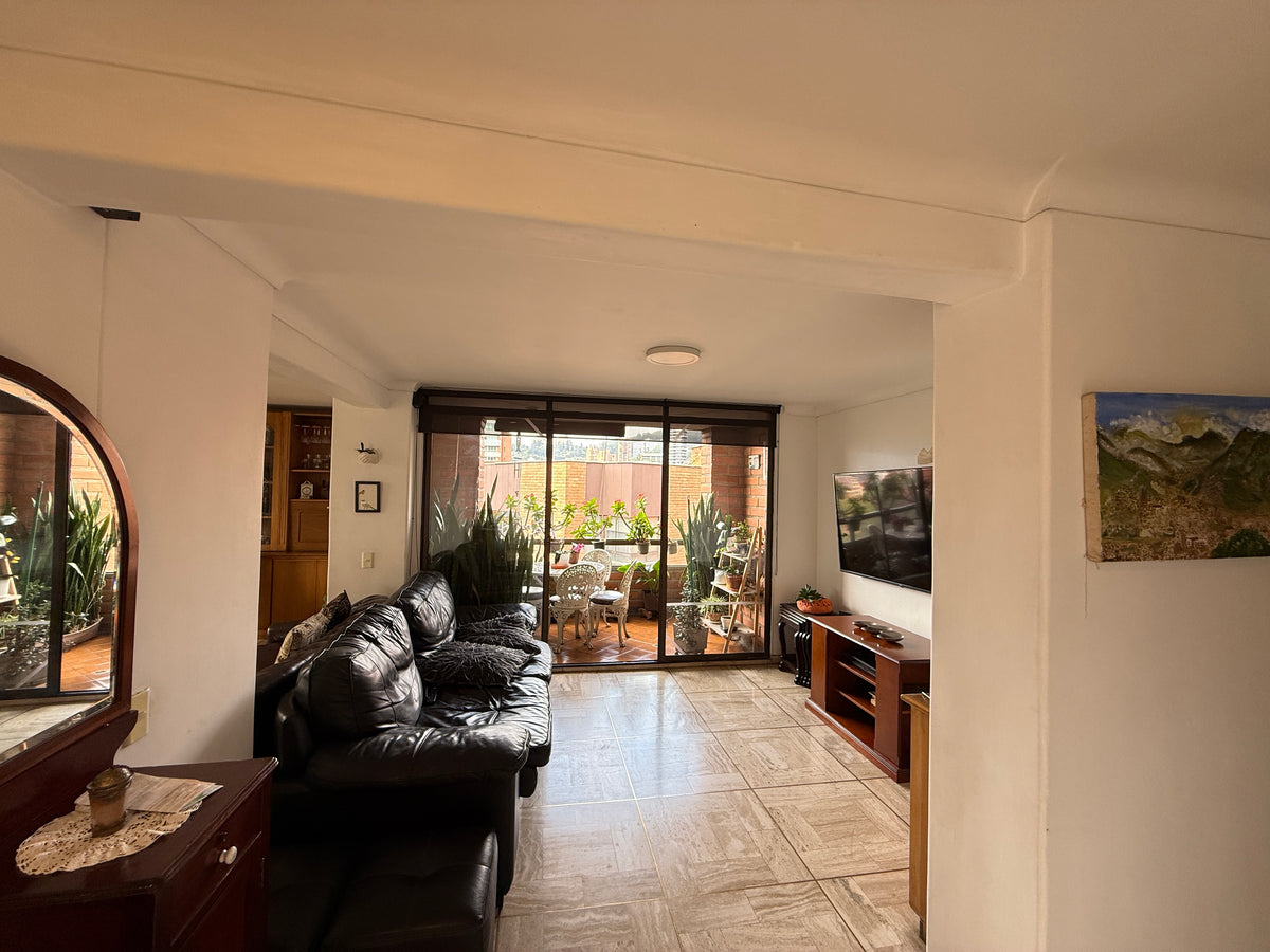 250 m² duplex for remodeling in Vizcaya, El Poblado - 3 bedrooms with bathroom