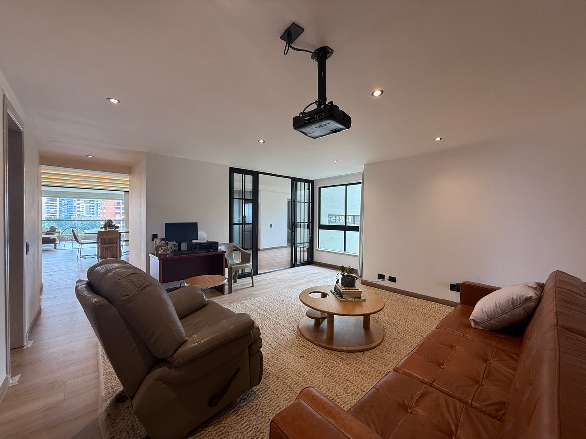 Newly remodeled 295 m² apartment in Los Balsos, El Poblado – Open views and spacious interiors