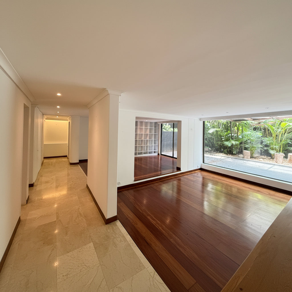 Apartamento en La Tomatera, El Poblado con terraza gran potencial de remodelación