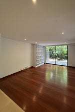 Apartamento en La Tomatera, El Poblado con terraza gran potencial de remodelación