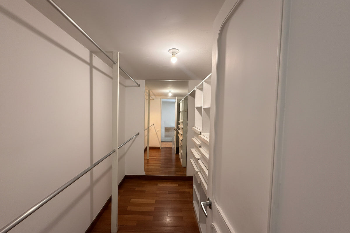 Apartamento en La Tomatera, El Poblado con terraza gran potencial de remodelación