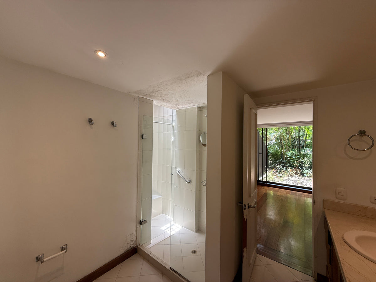 Apartamento en La Tomatera, El Poblado con terraza gran potencial de remodelación