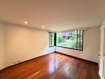 Apartamento en La Tomatera, El Poblado con terraza gran potencial de remodelación