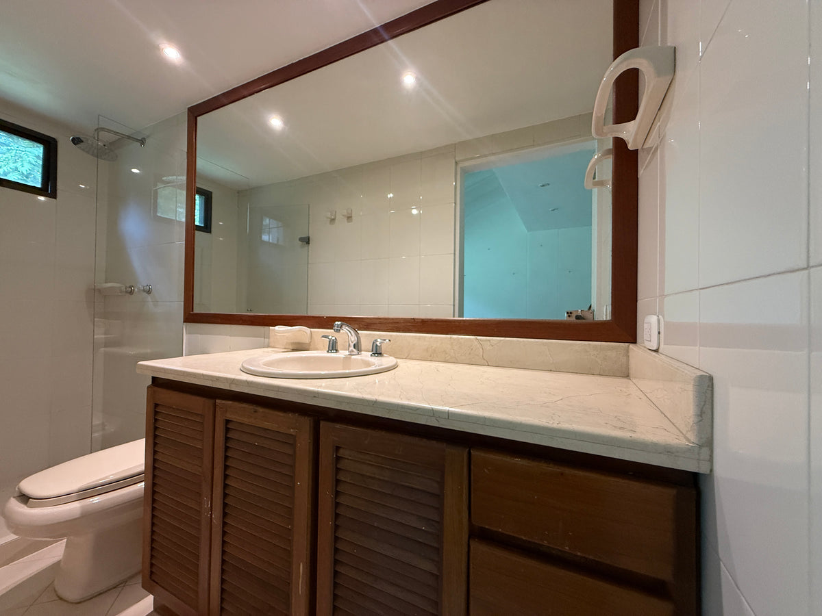 Apartamento en La Tomatera, El Poblado con terraza gran potencial de remodelación