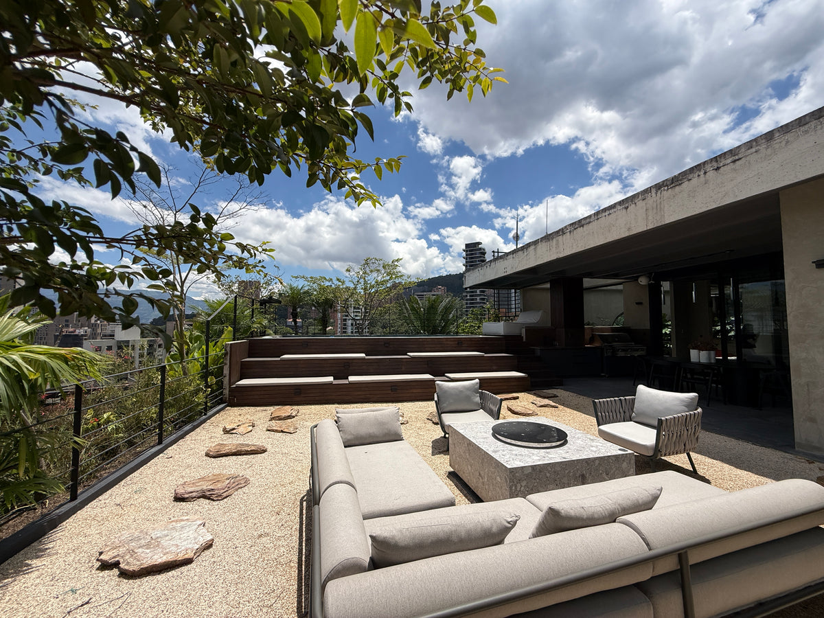 Furnished duplex penthouse in Las Lomas, El Poblado with terrace, pool and sauna