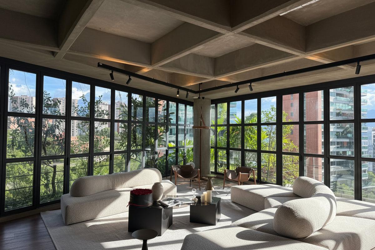 Furnished duplex penthouse in Las Lomas, El Poblado with terrace, pool and sauna