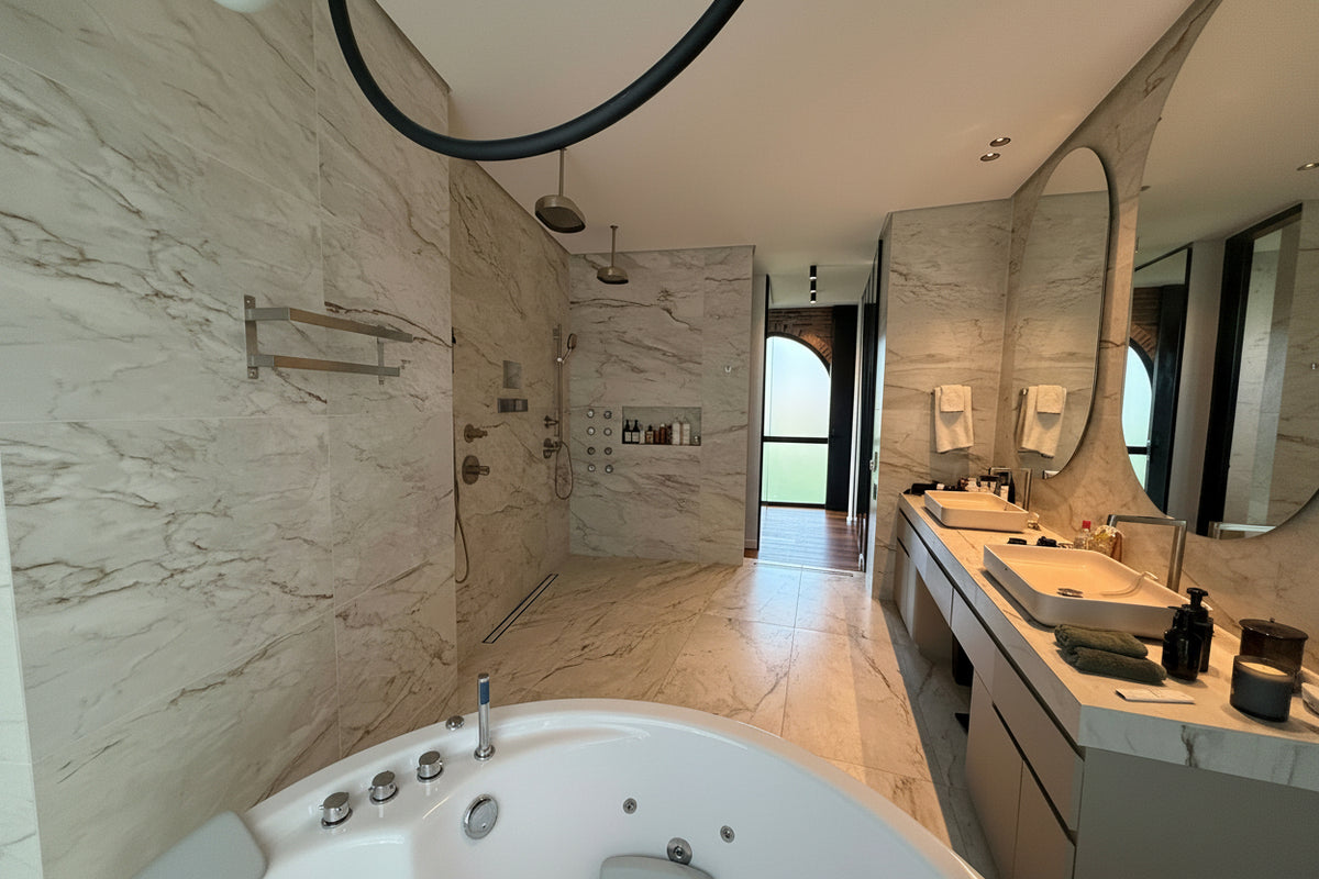 Furnished duplex penthouse in Las Lomas, El Poblado with terrace, pool and sauna