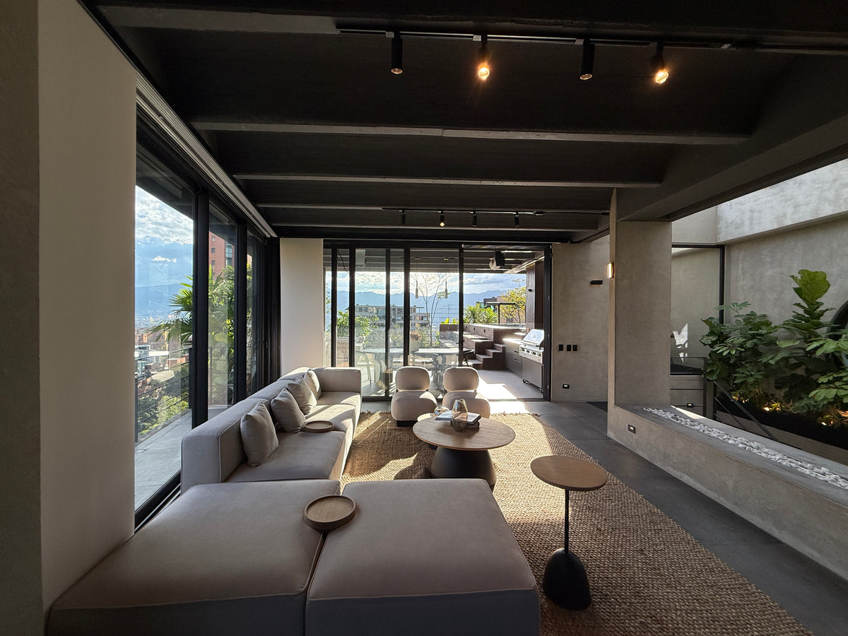 Furnished duplex penthouse in Las Lomas, El Poblado with terrace, pool and sauna