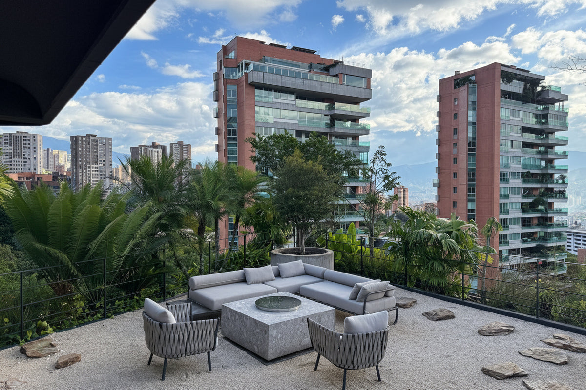 Furnished duplex penthouse in Las Lomas, El Poblado with terrace, pool and sauna