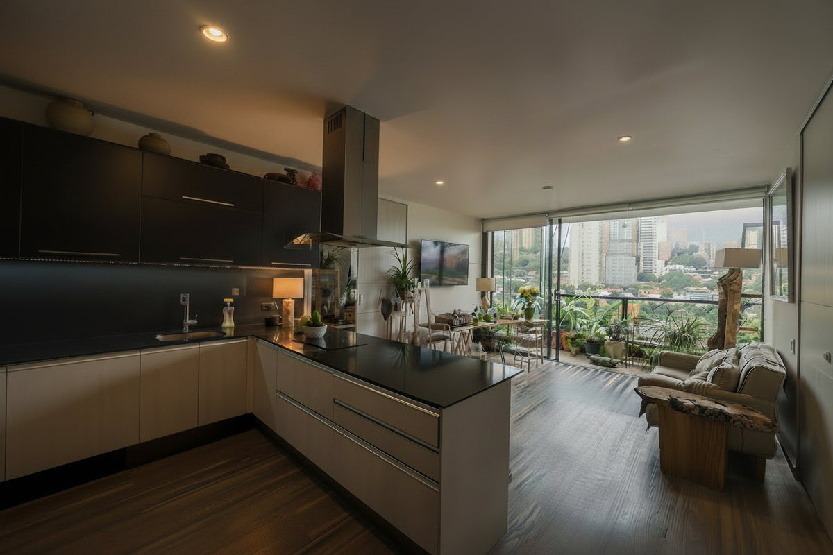 Apartamento en Piso Alto con Balcón & Vista | Milla de Oro