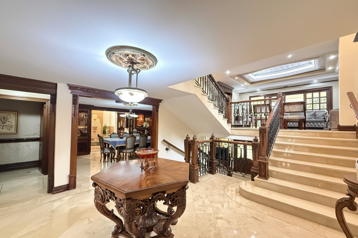 Casa con Gran Jardín y Alto Potencial de Remodelación en El Poblado