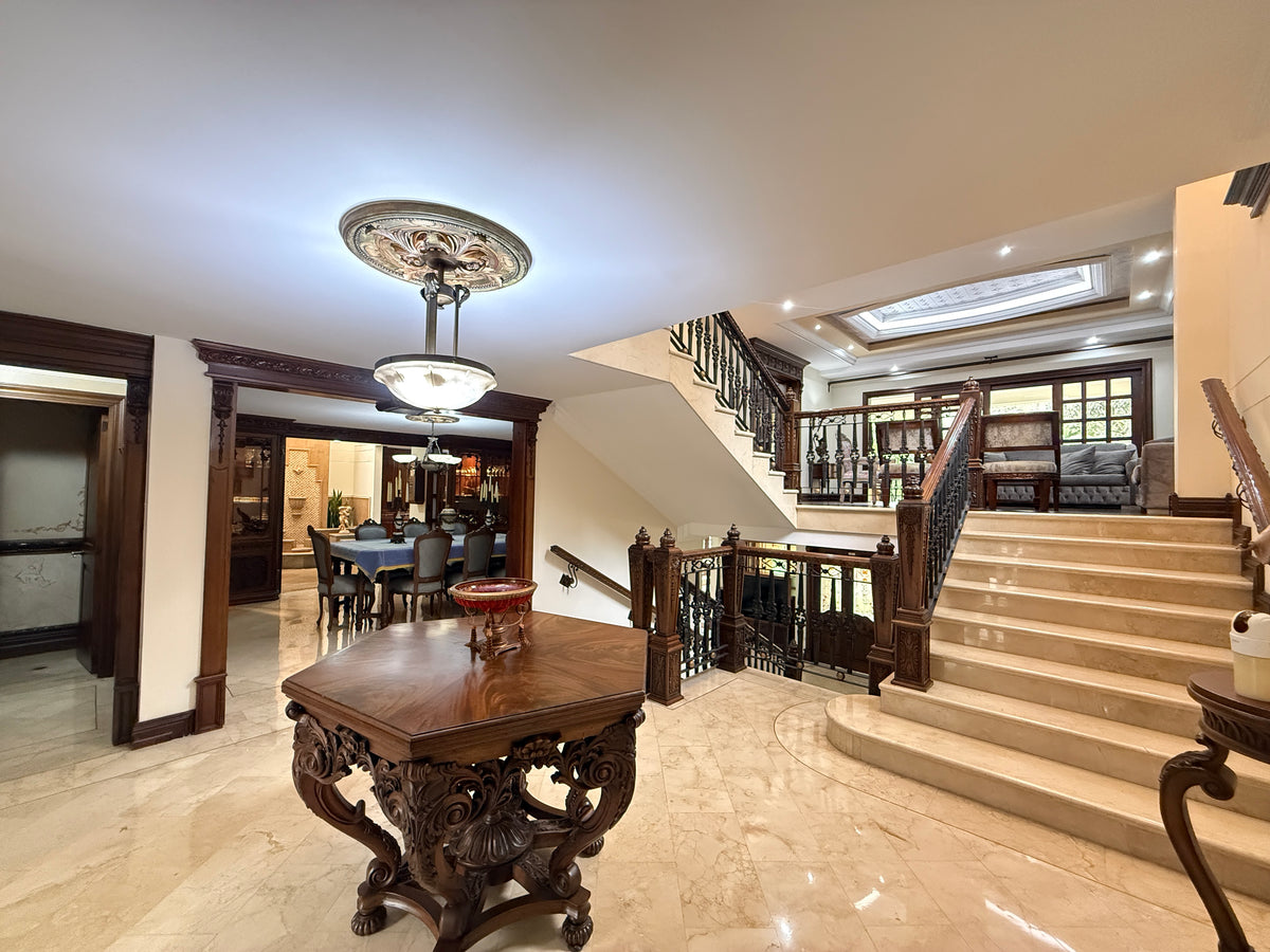 Casa con Gran Jardín y Alto Potencial de Remodelación en El Poblado