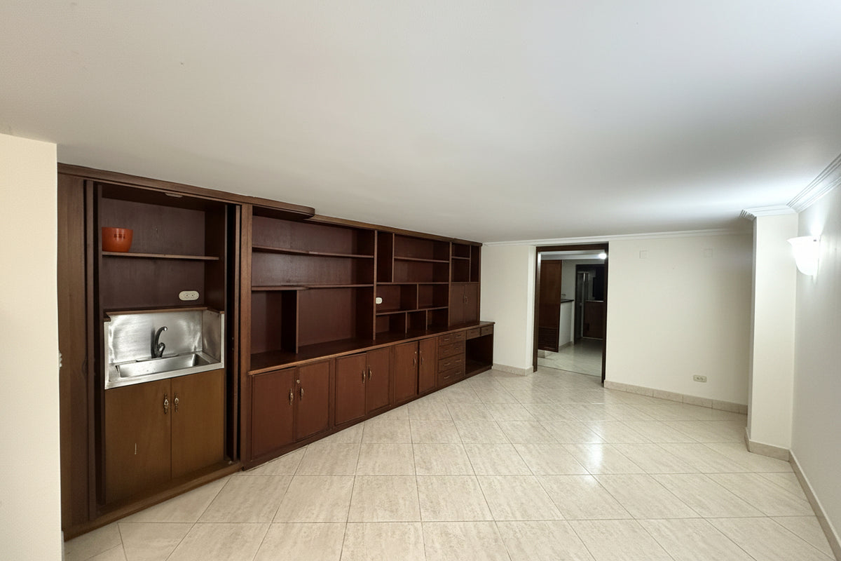 Casa con Gran Jardín y Alto Potencial de Remodelación en El Poblado
