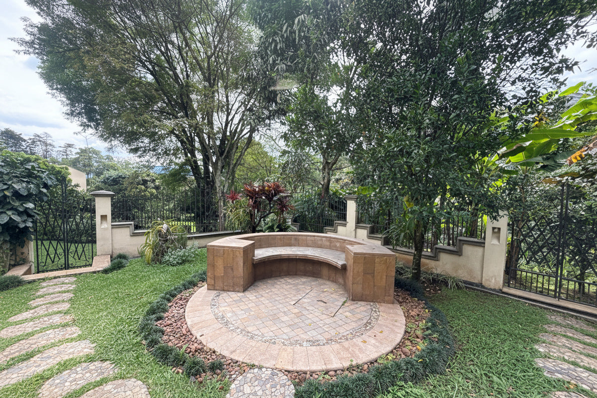 Casa con Gran Jardín y Alto Potencial de Remodelación en El Poblado