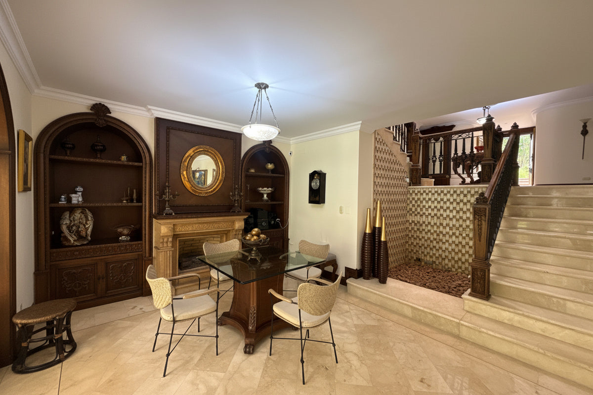 Casa con Gran Jardín y Alto Potencial de Remodelación en El Poblado