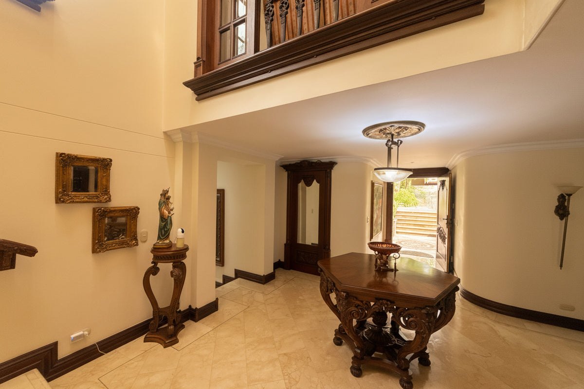 Casa con Gran Jardín y Alto Potencial de Remodelación en El Poblado