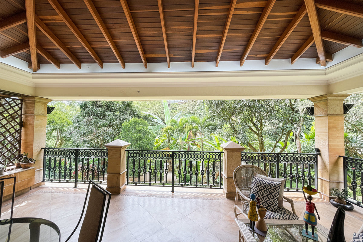 Casa con Gran Jardín y Alto Potencial de Remodelación en El Poblado