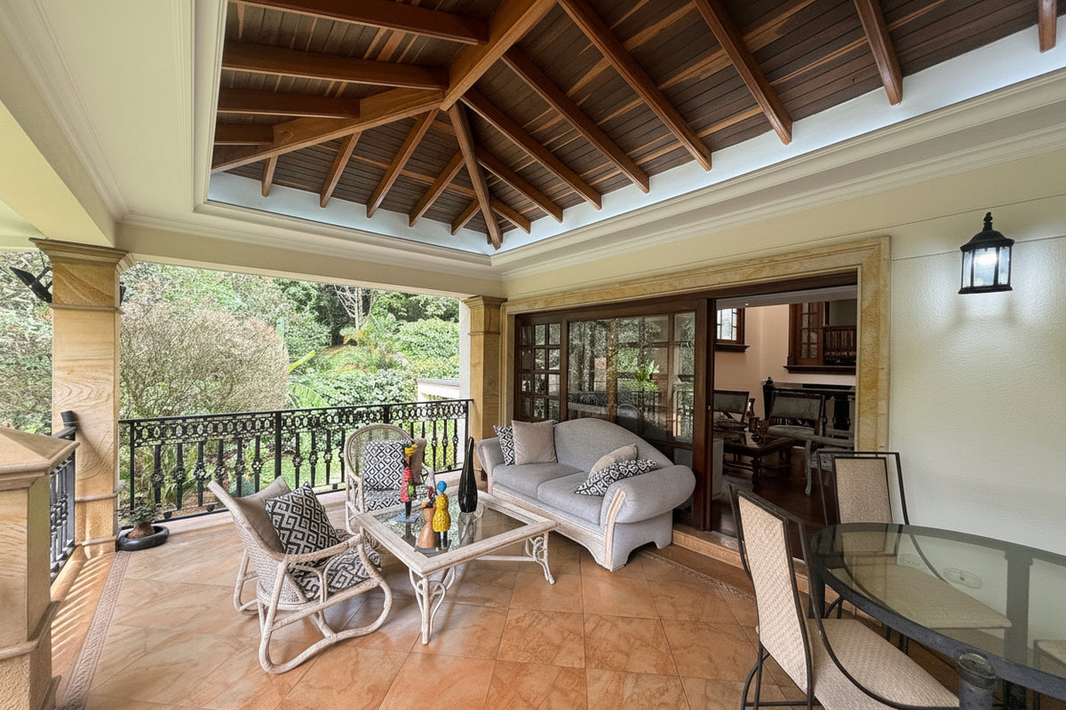 Casa con Gran Jardín y Alto Potencial de Remodelación en El Poblado