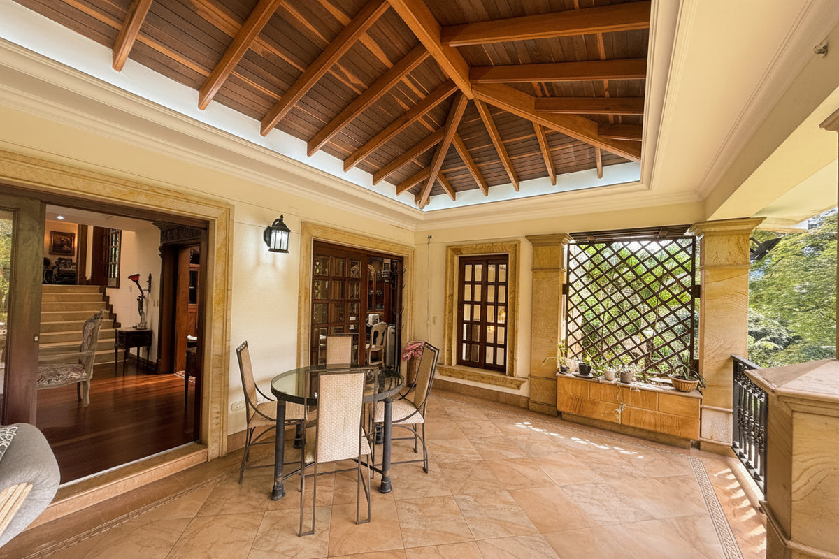 Casa con Gran Jardín y Alto Potencial de Remodelación en El Poblado