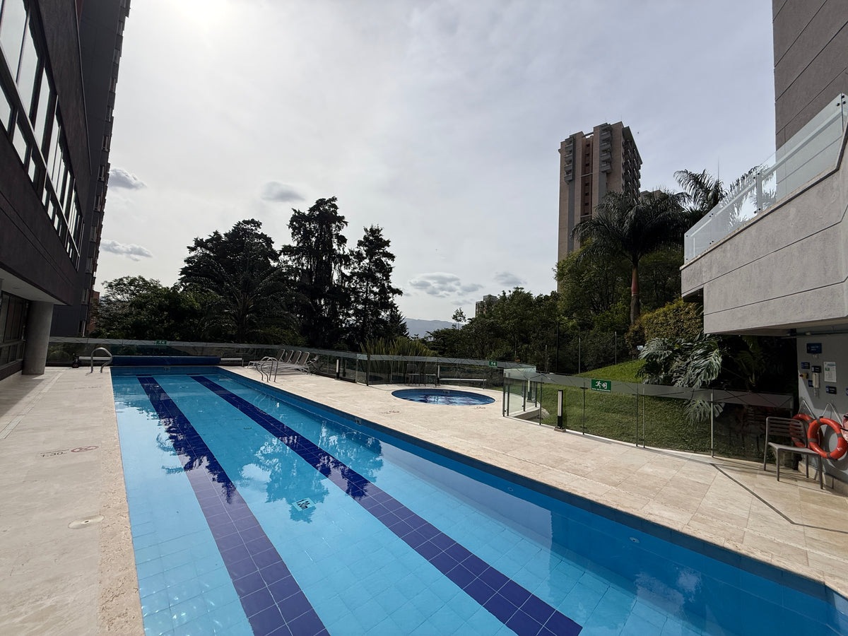 Apartamento amoblado en Castropol, El Poblado | 123 m², 3 habitaciones y balcón