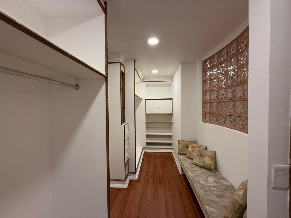 Apartamento de 241 m² para remodelar en Loma de Los Balsos, El Poblado