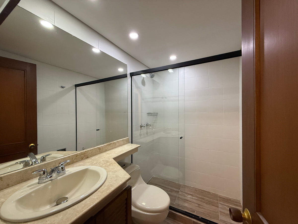 Apartamento de 241 m² para remodelar en Loma de Los Balsos, El Poblado