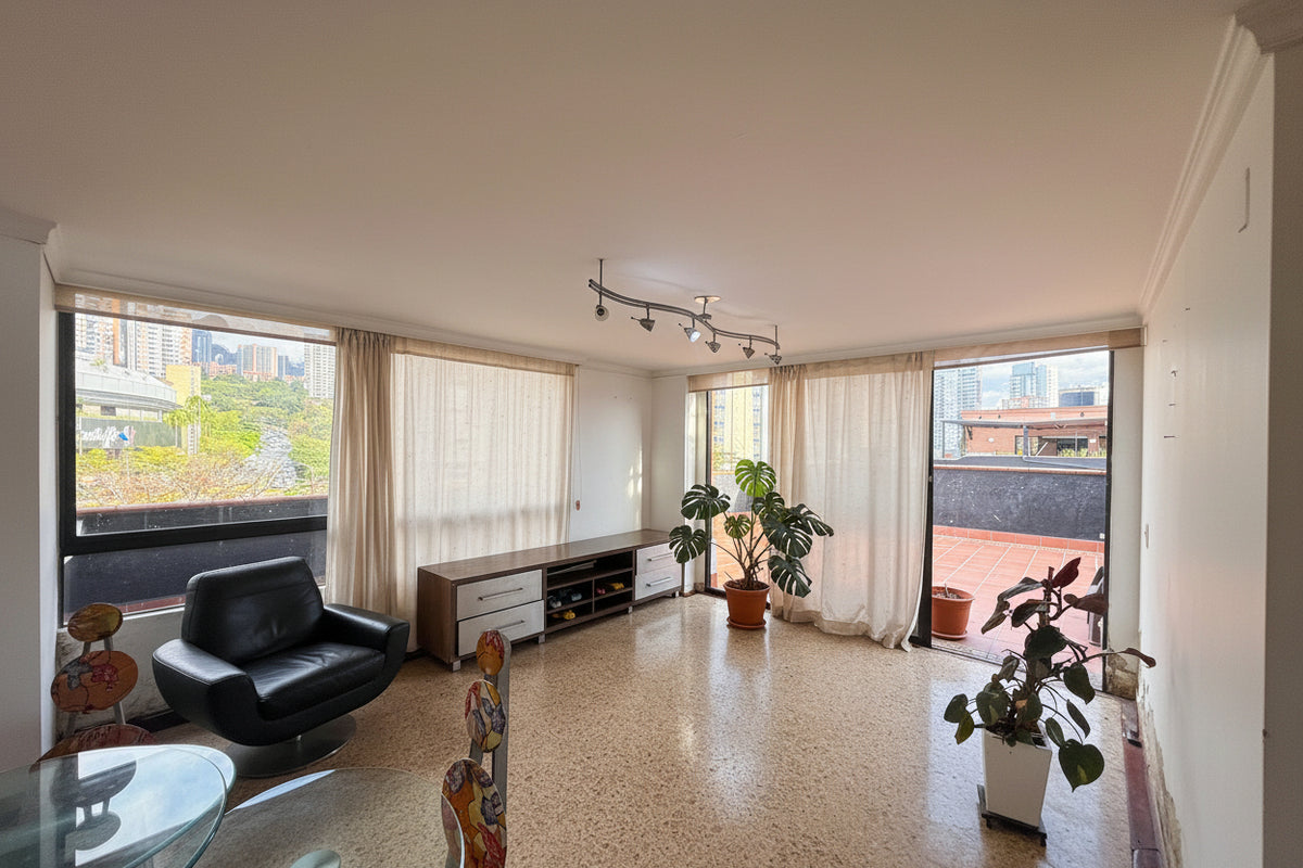 Penthouse con terraza en Milla de Oro oportunidad para remodelar | 7 Habitaciones, Ascensor Privado y Amenidades