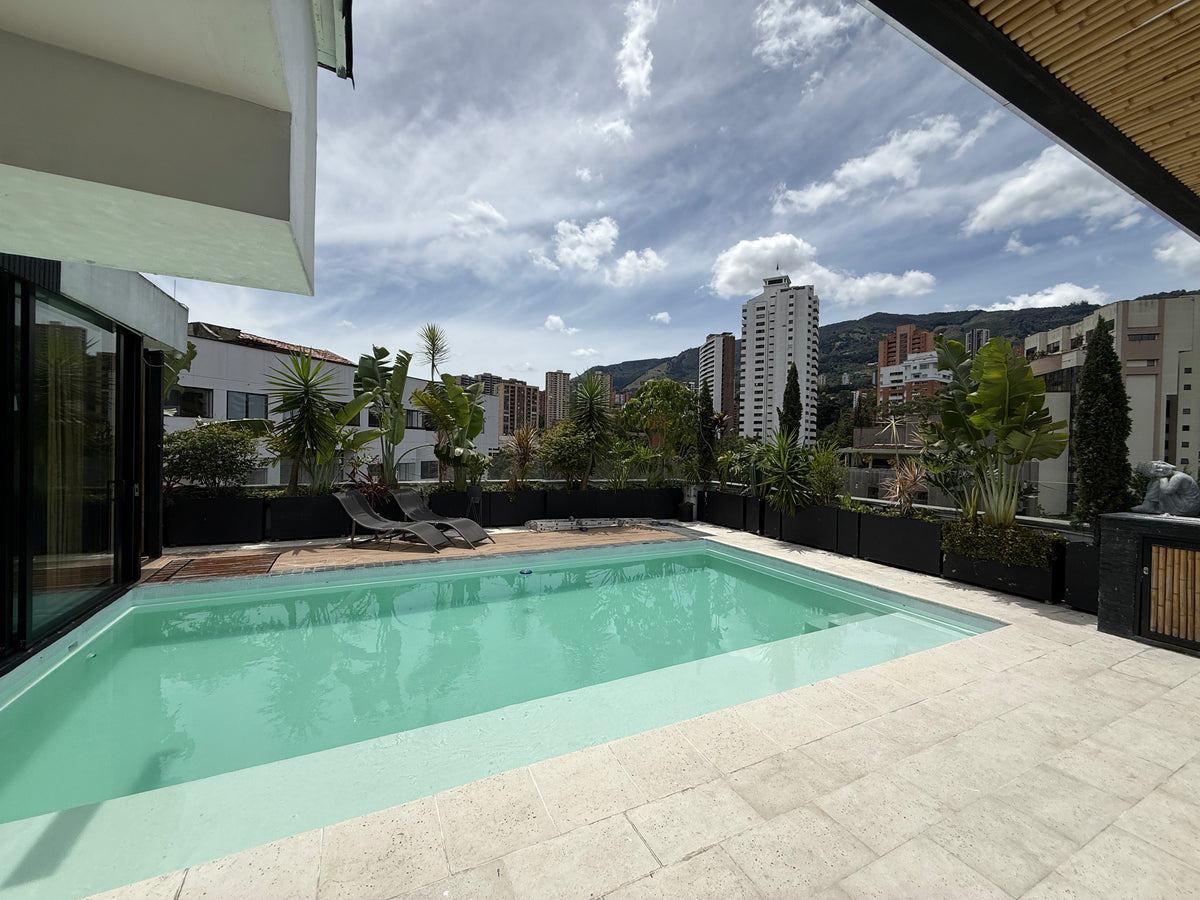 Penthouse en San Lucas Medellín | 420 m², Terraza, Piscina Privada y Amoblado