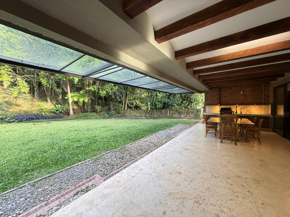 Casa amplia de dos niveles cerca de Universidad CES e Intercontinental