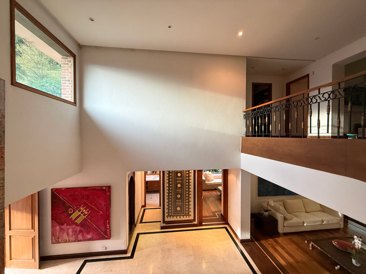 Casa amplia de dos niveles cerca de Universidad CES e Intercontinental