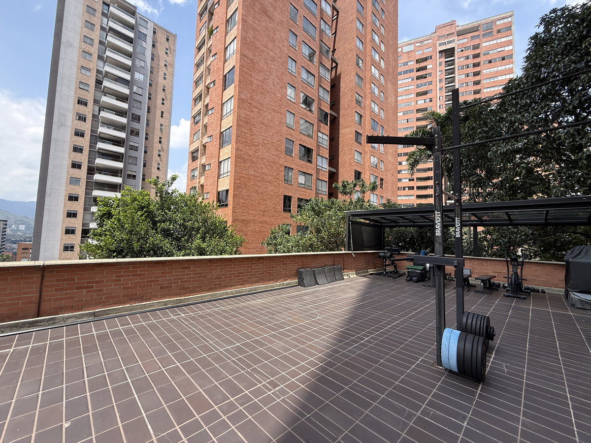 Apartamento de 102 m² con terraza de 159 m² de uso exclusivo sector Loma Los Parra