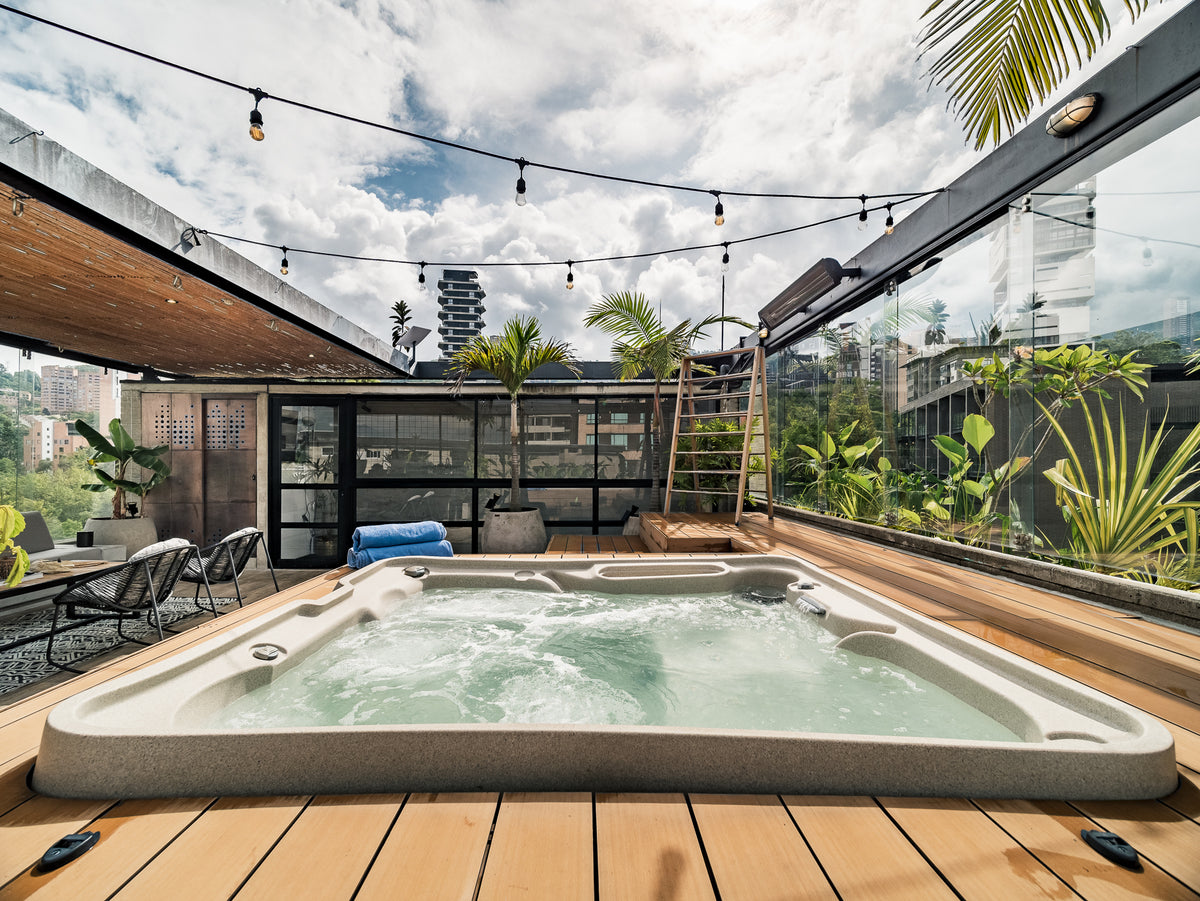 Penthouse con Terraza, Jacuzzi y Vista Natural en El Poblado – A 5 Min de Provenza