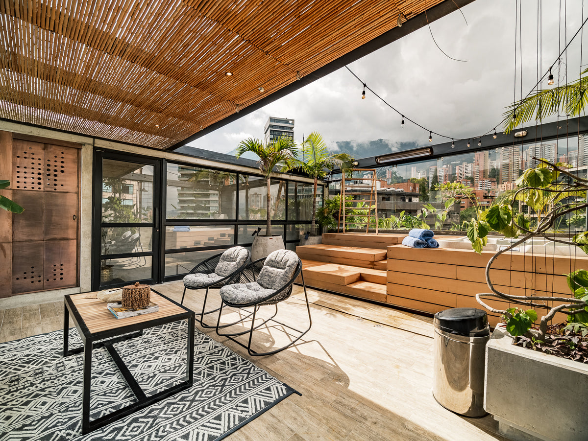 Penthouse con Terraza, Jacuzzi y Vista Natural en El Poblado – A 5 Min de Provenza