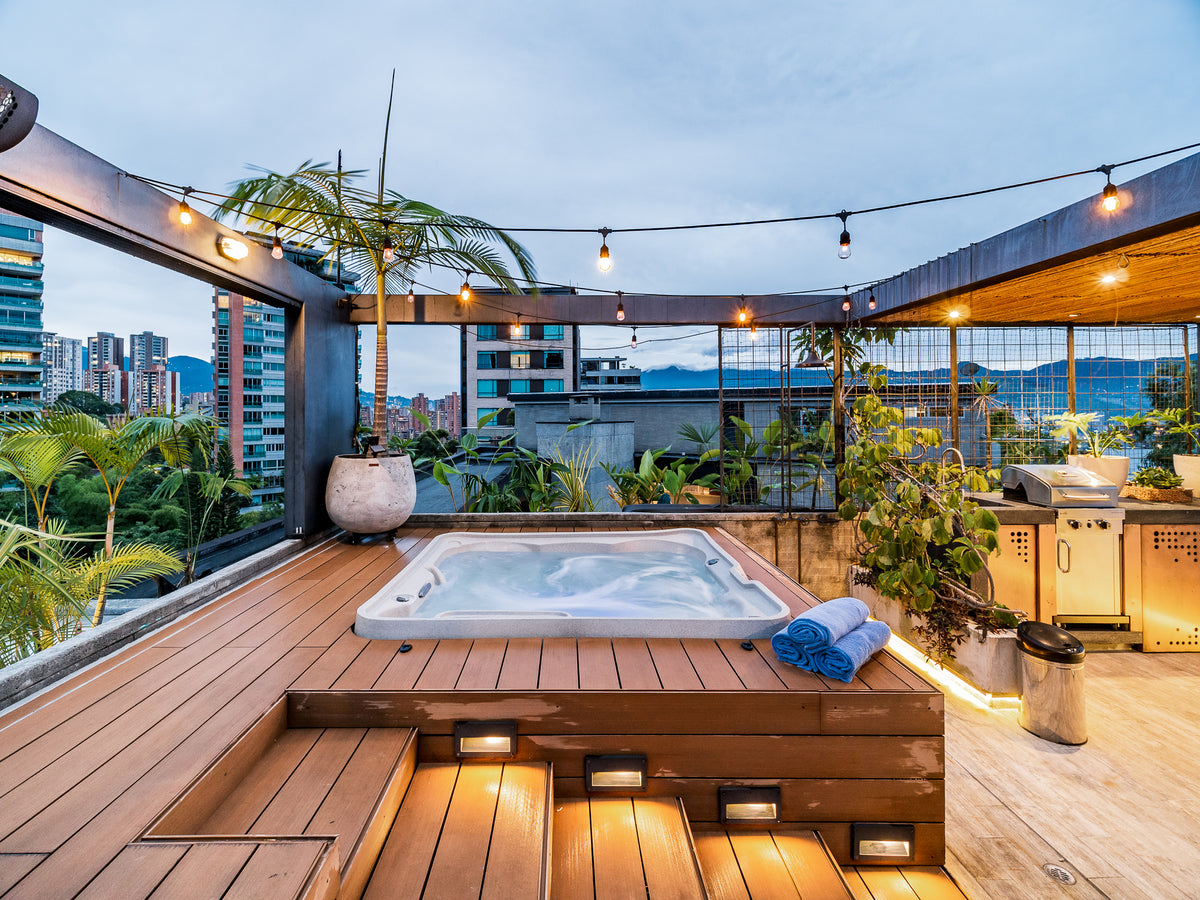 Penthouse con Terraza, Jacuzzi y Vista Natural en El Poblado – A 5 Min de Provenza