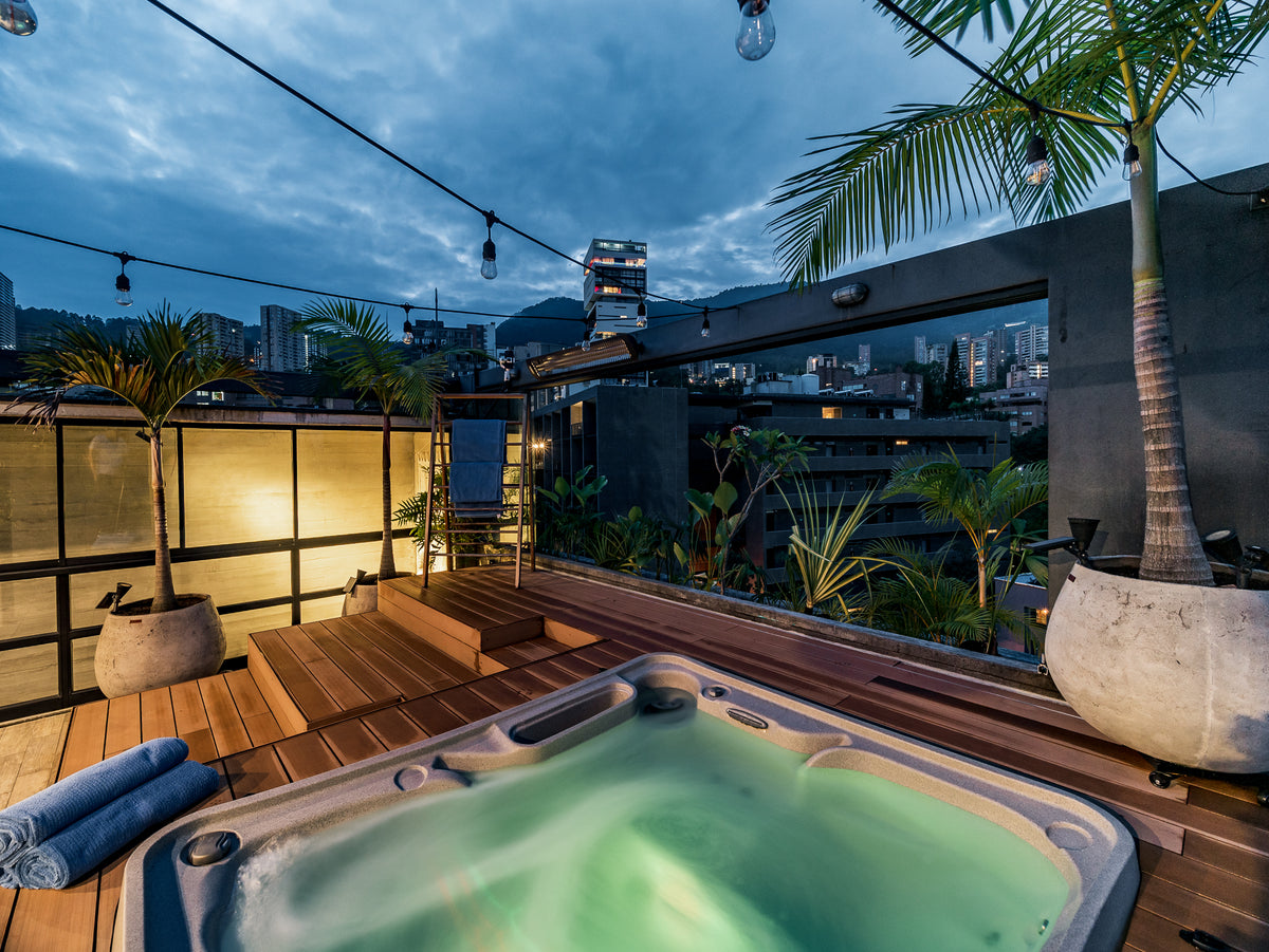 Penthouse con Terraza, Jacuzzi y Vista Natural en El Poblado – A 5 Min de Provenza