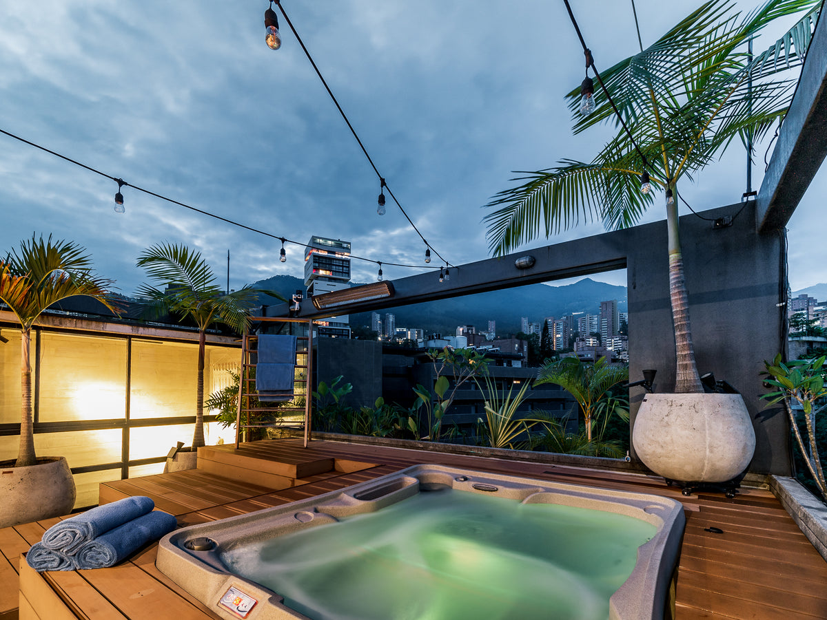 Penthouse con Terraza, Jacuzzi y Vista Natural en El Poblado – A 5 Min de Provenza