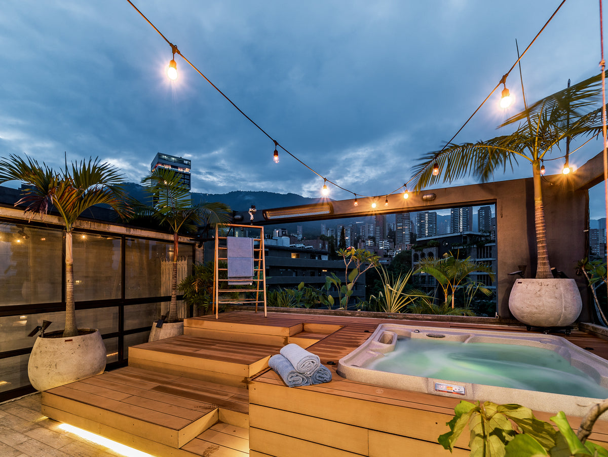 Penthouse con Terraza, Jacuzzi y Vista Natural en El Poblado – A 5 Min de Provenza