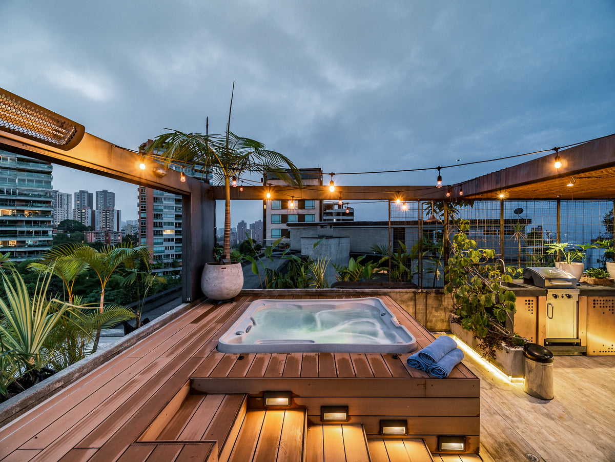 Penthouse con Terraza, Jacuzzi y Vista Natural en El Poblado – A 5 Min de Provenza