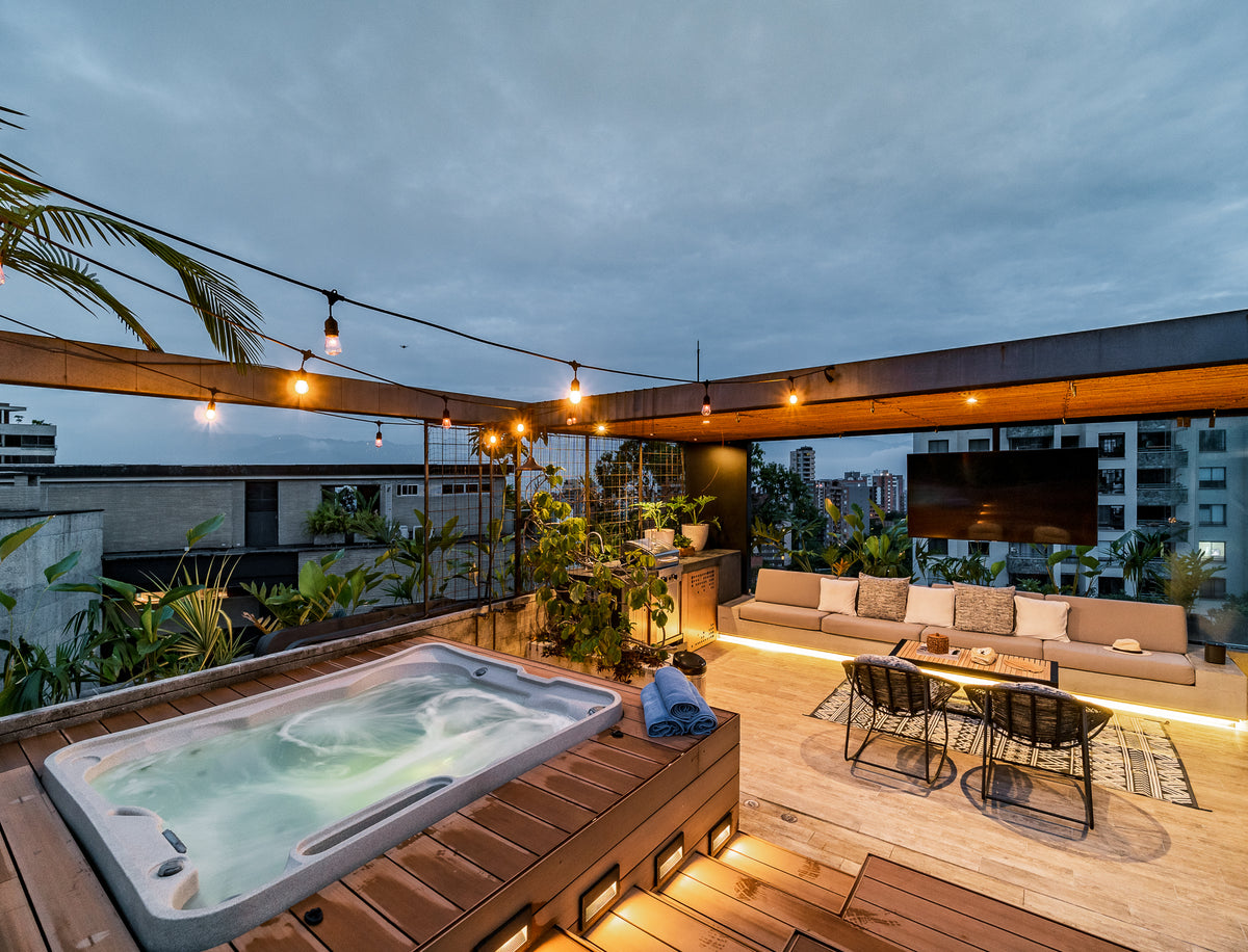 Penthouse con Terraza, Jacuzzi y Vista Natural en El Poblado – A 5 Min de Provenza