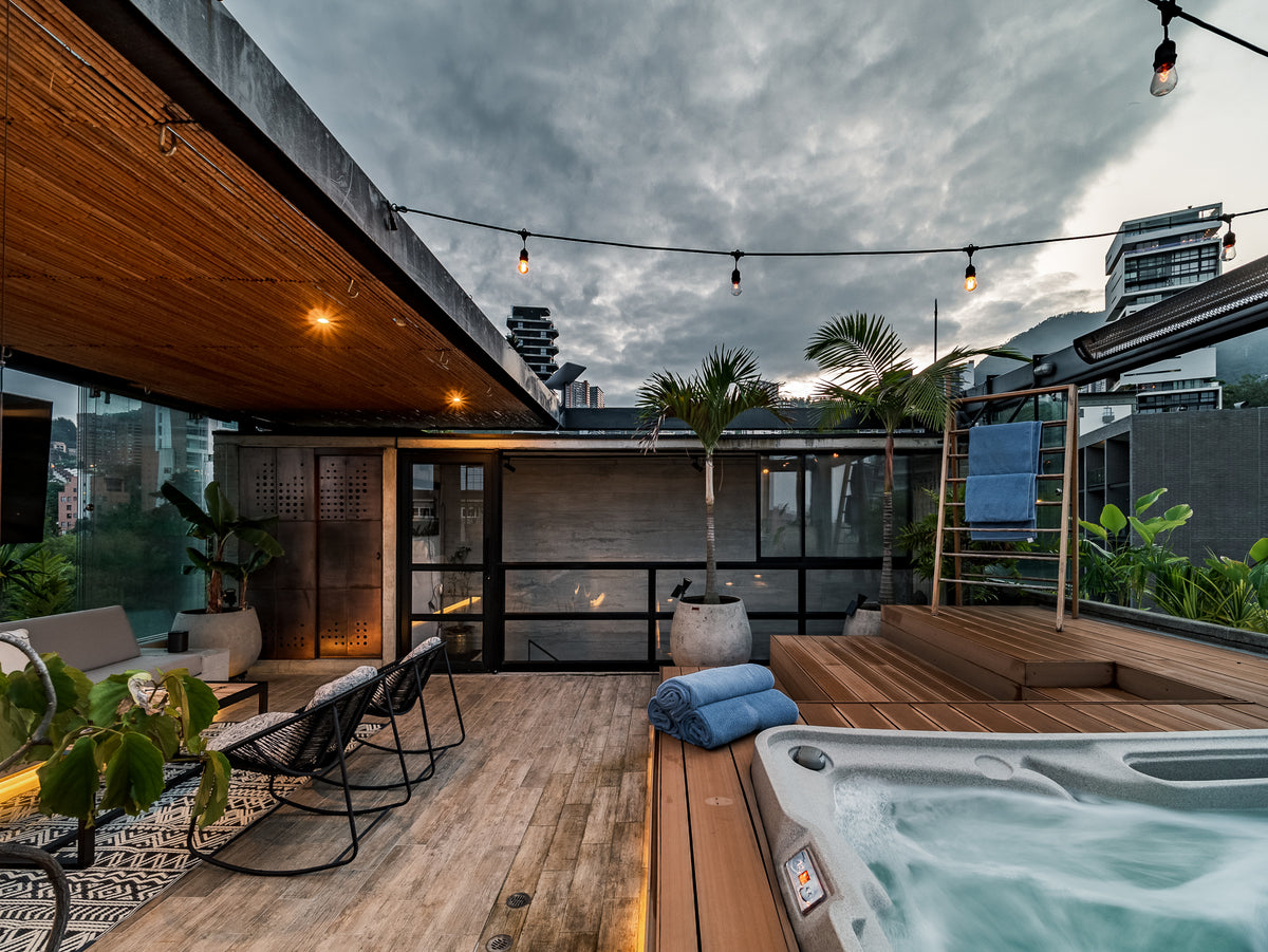 Penthouse con Terraza, Jacuzzi y Vista Natural en El Poblado – A 5 Min de Provenza