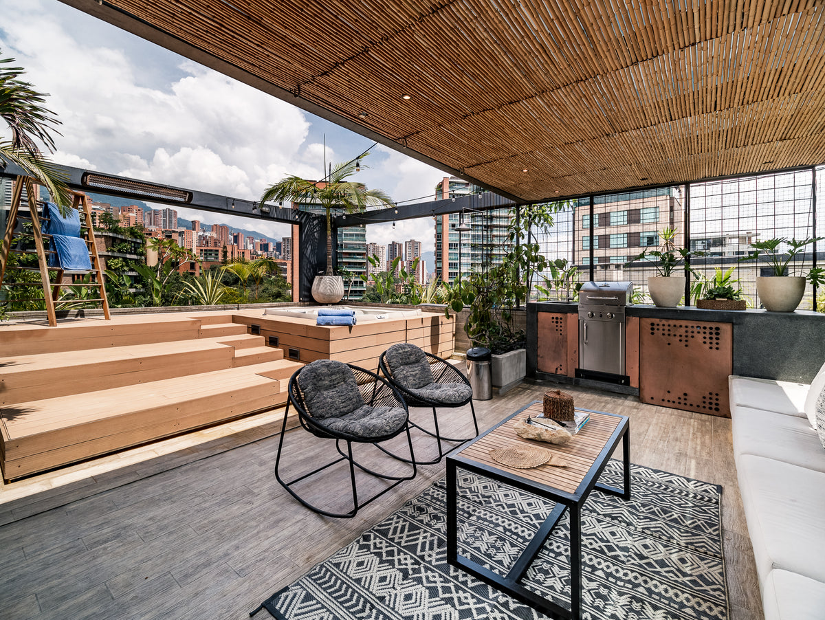 Penthouse con Terraza, Jacuzzi y Vista Natural en El Poblado – A 5 Min de Provenza