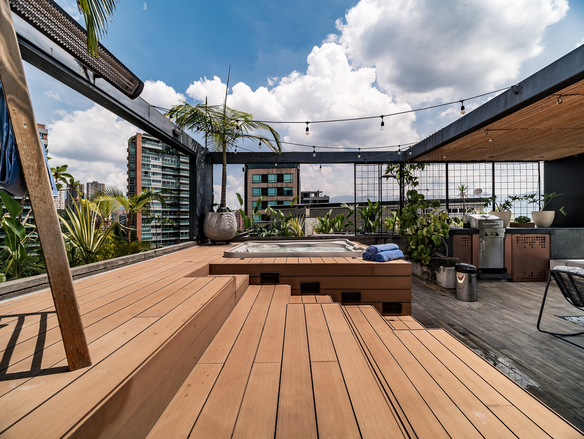 Penthouse con Terraza, Jacuzzi y Vista Natural en El Poblado – A 5 Min de Provenza