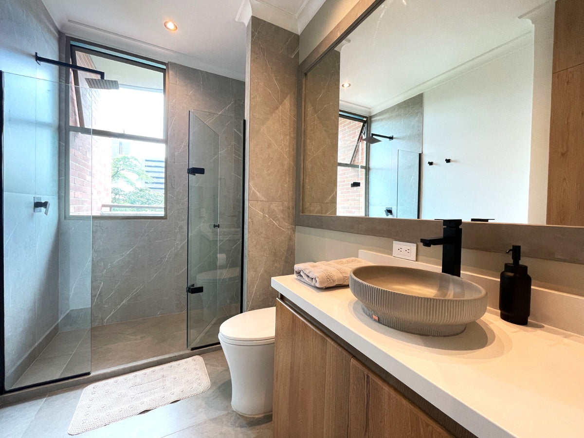 Apartamento 2 BR Sector Poblado Alto con vista panorámica + 1 BR de servicio