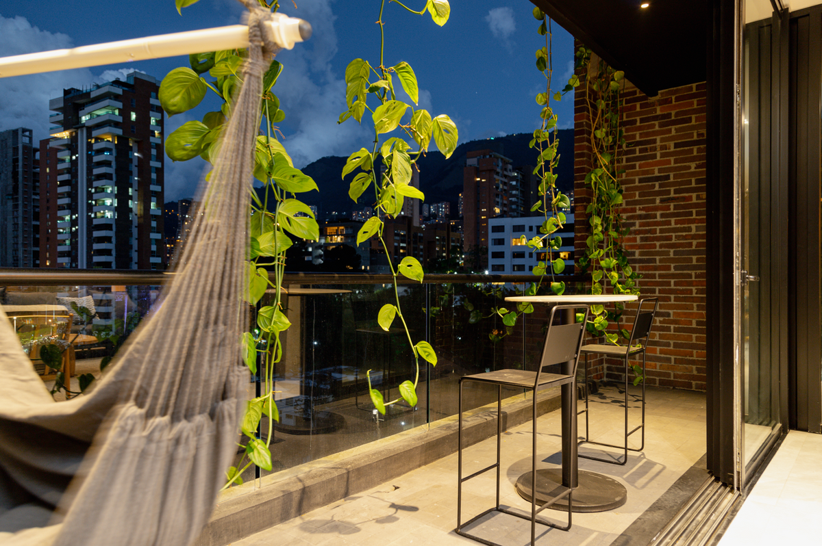 Apartamento amplio en Milla de Oro con entorno natural y excelente ubicación