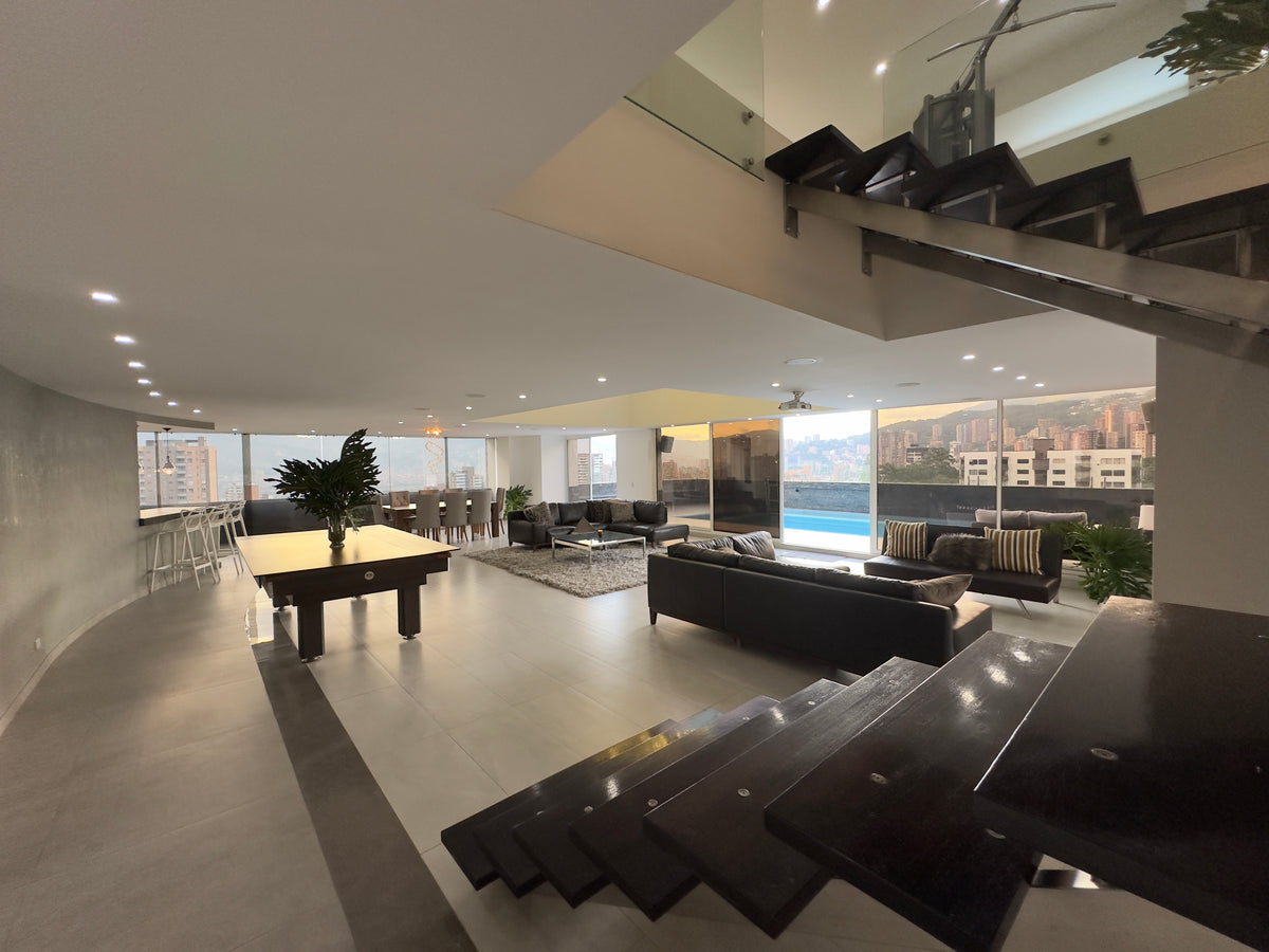 Apartamento Duplex sector Los Balsos con piscina privada 4 BR