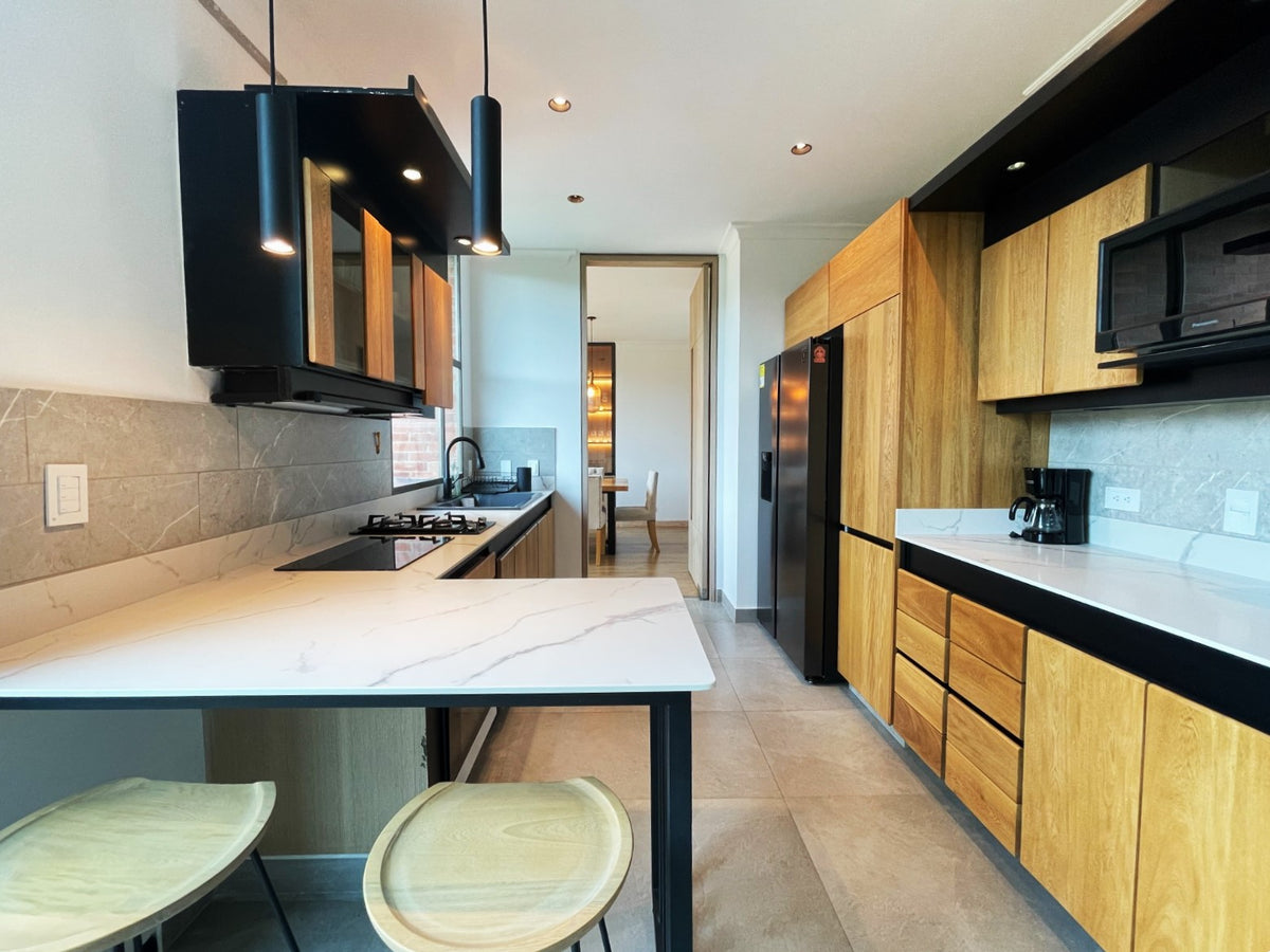 Apartamento 2 BR Sector Poblado Alto con vista panorámica + 1 BR de servicio