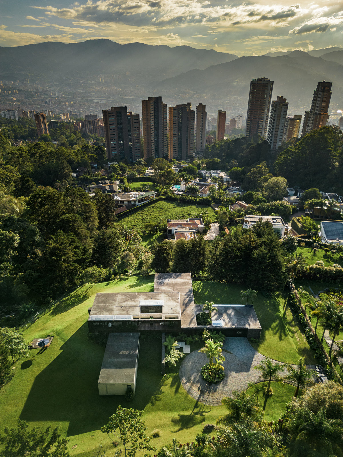 Casa con Lote independiente en Condominio Privado en el Poblado| 8.900 m² de Lote