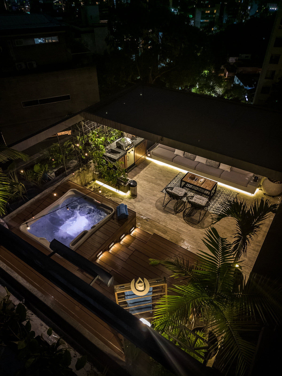 Penthouse con Terraza, Jacuzzi y Vista Natural en El Poblado – A 5 Min de Provenza